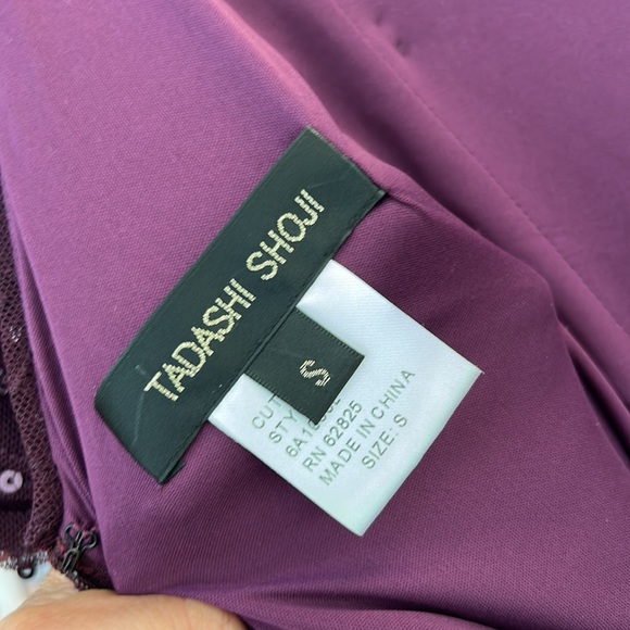 Magnificent Tadashi ruched  and sequins evening gown - Picture 13 of 16